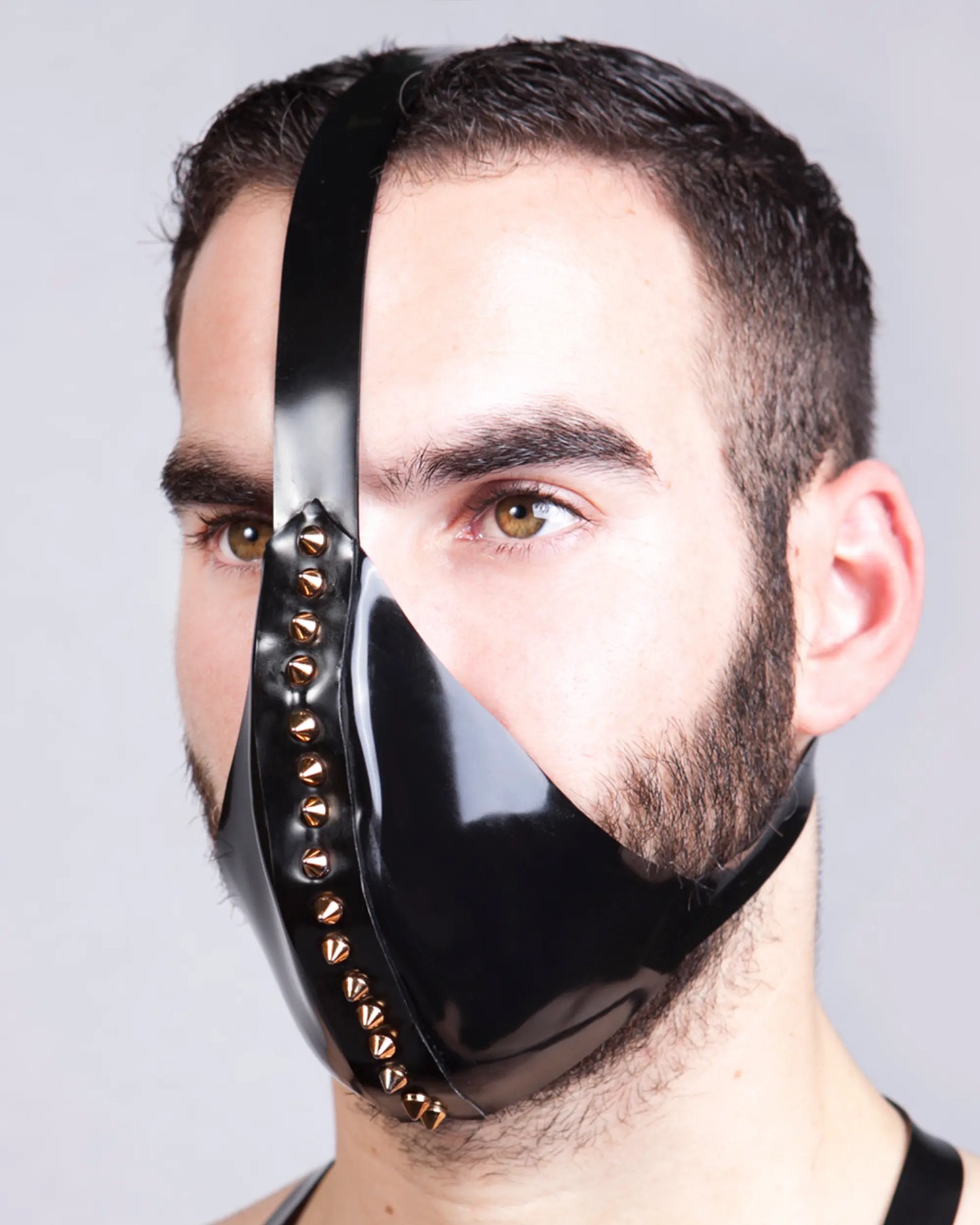 Sleek muzzle with spikes