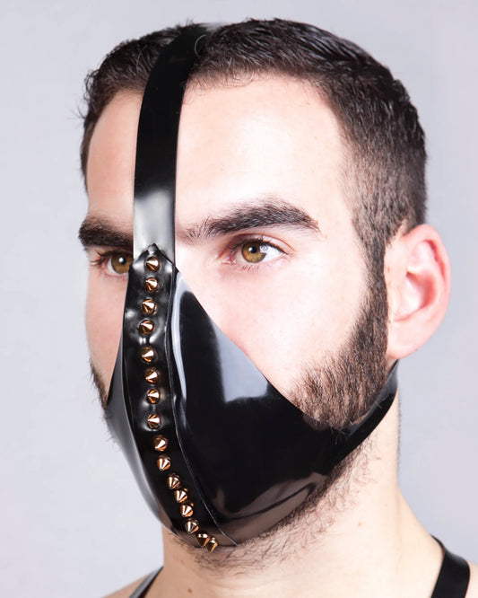 Sleek muzzle with spikes